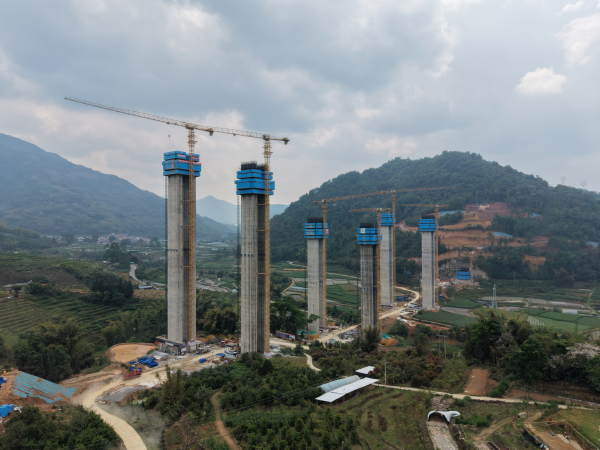 中核西北建设集团承建的云南瑞孟高速公路项目控制性工程当连河特大桥再创全线施工新纪录——8#主墩施工高度过百米